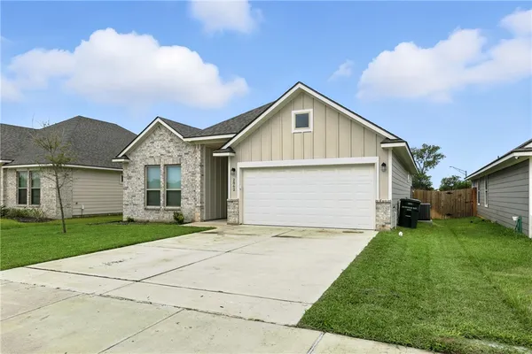 a view of a yard in front of a house with a big yard