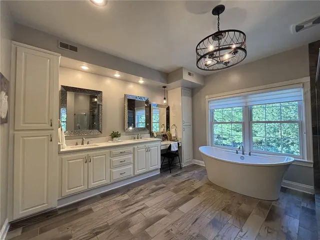 $825,000 | 28 Court Lane, St. Joseph, MO 64506