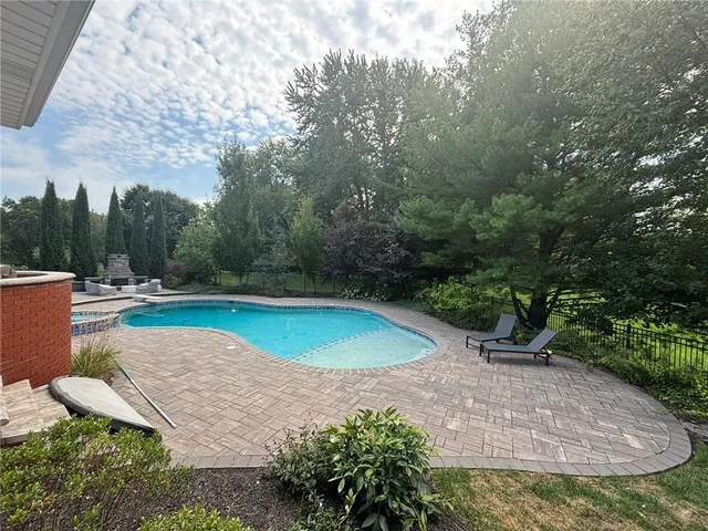 $825,000 | 28 Court Lane, St. Joseph, MO 64506