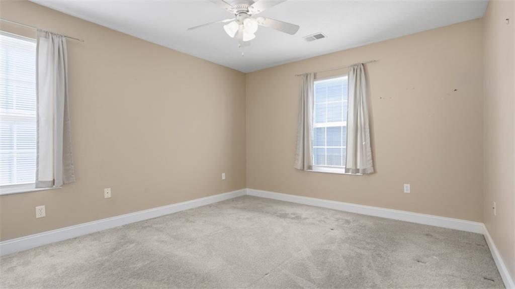 607 Locust Street Coraopolis, PA 15108 - Photo 10 of 18 an empty room with a window