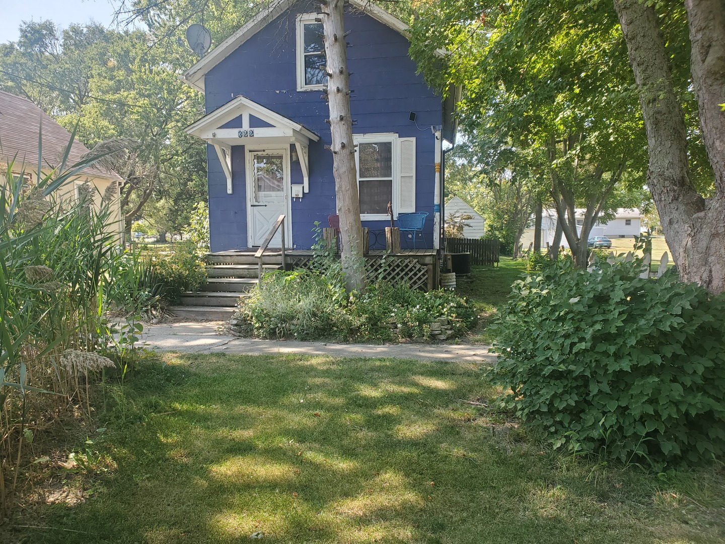 322 North Peoria Street Gilman, IL 60938 - Photo 5 of 15 a front view of a house with yard and trees