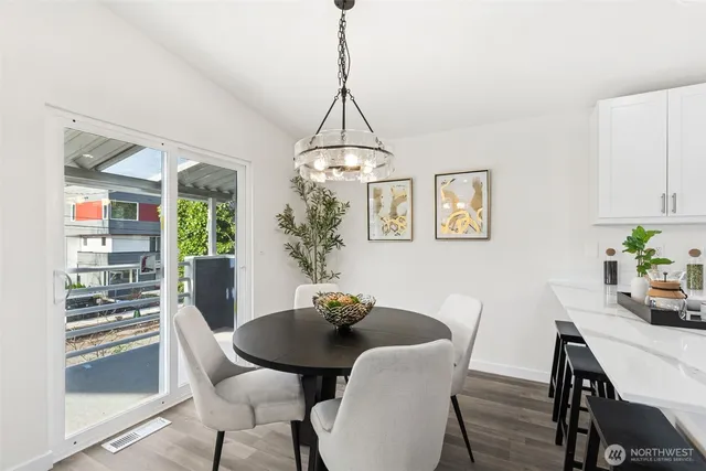 a view of entryway with furniture