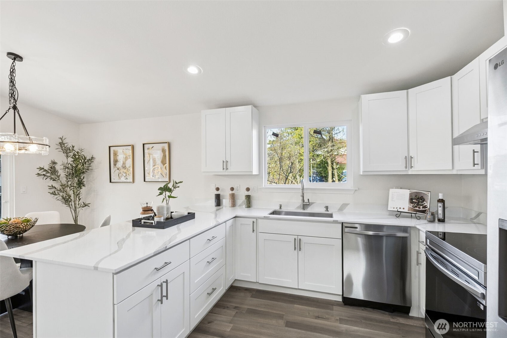 7002 42nd Avenue South Seattle, WA 98118 - Photo 5 of 32