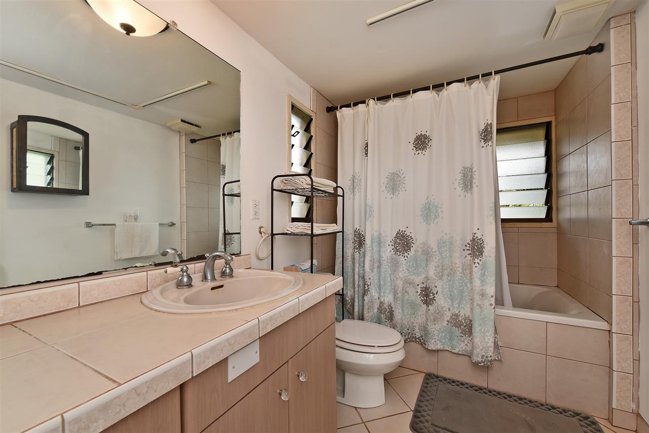 166 Halelo Street Lahaina, HI 96761 - Photo 21 of 27 a bathroom with a sink toilet and shower
