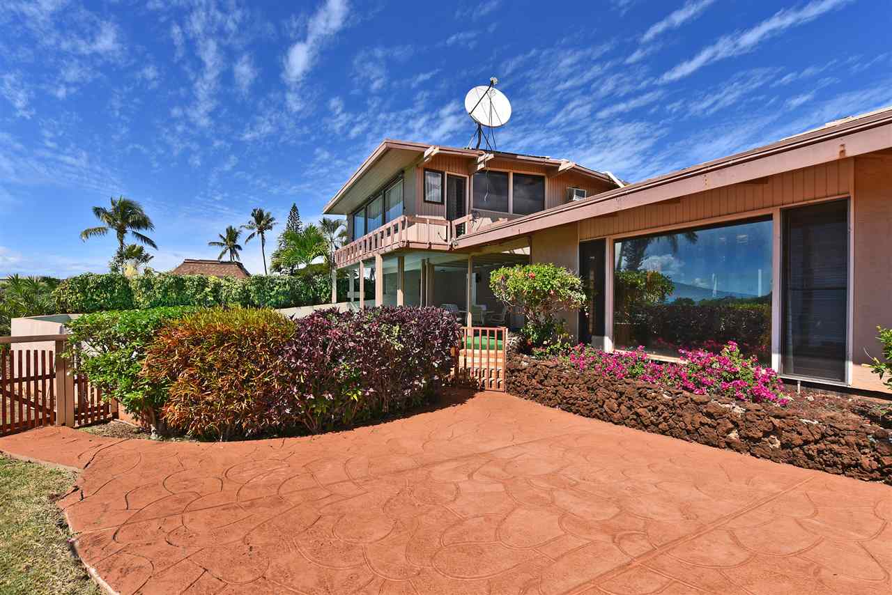 166 Halelo Street Lahaina, HI 96761 - Photo 22 of 27 a view of a chairs and tables in the patio