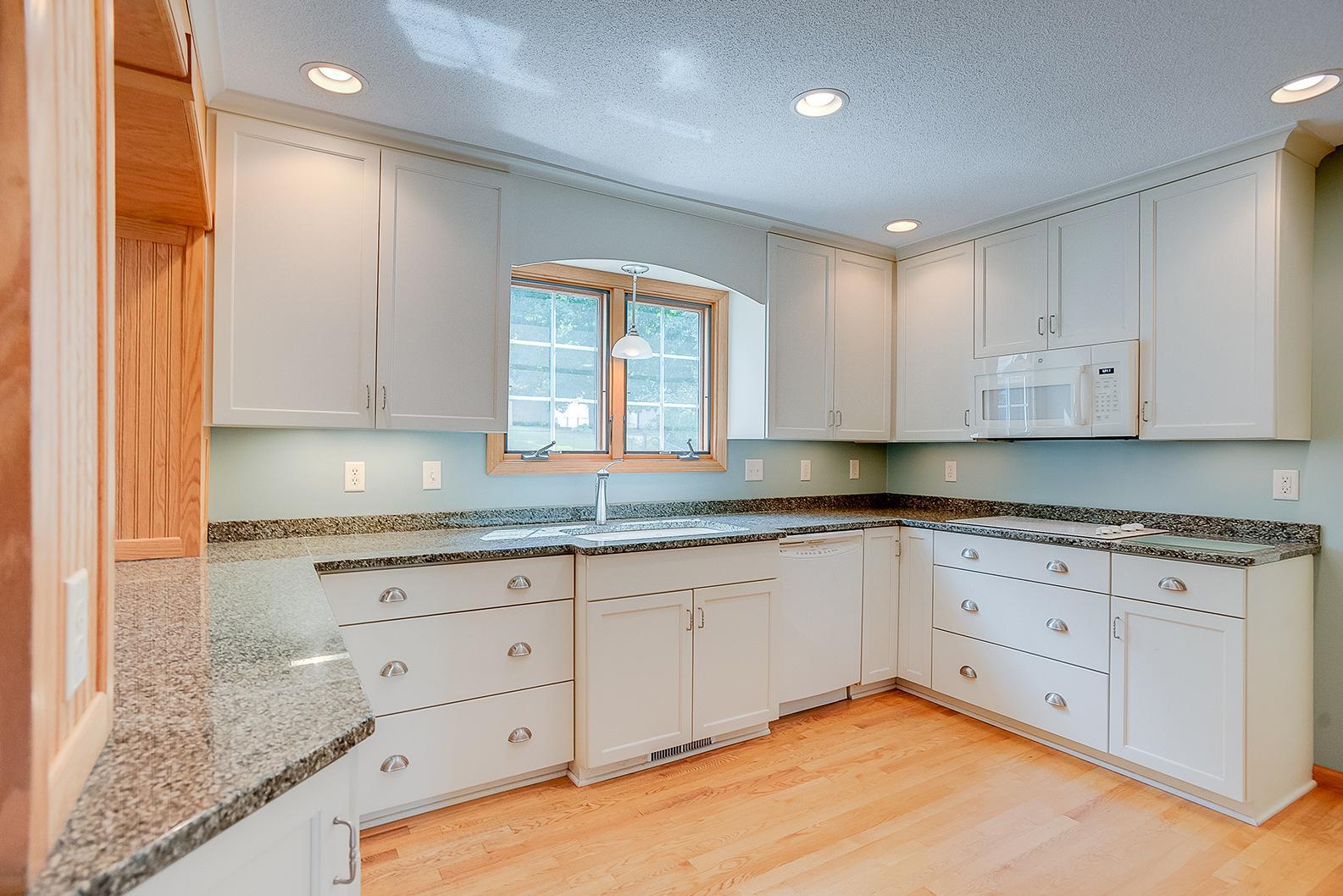 10425 Xylon Road South Bloomington, MN 55438 - Photo 12 of 57