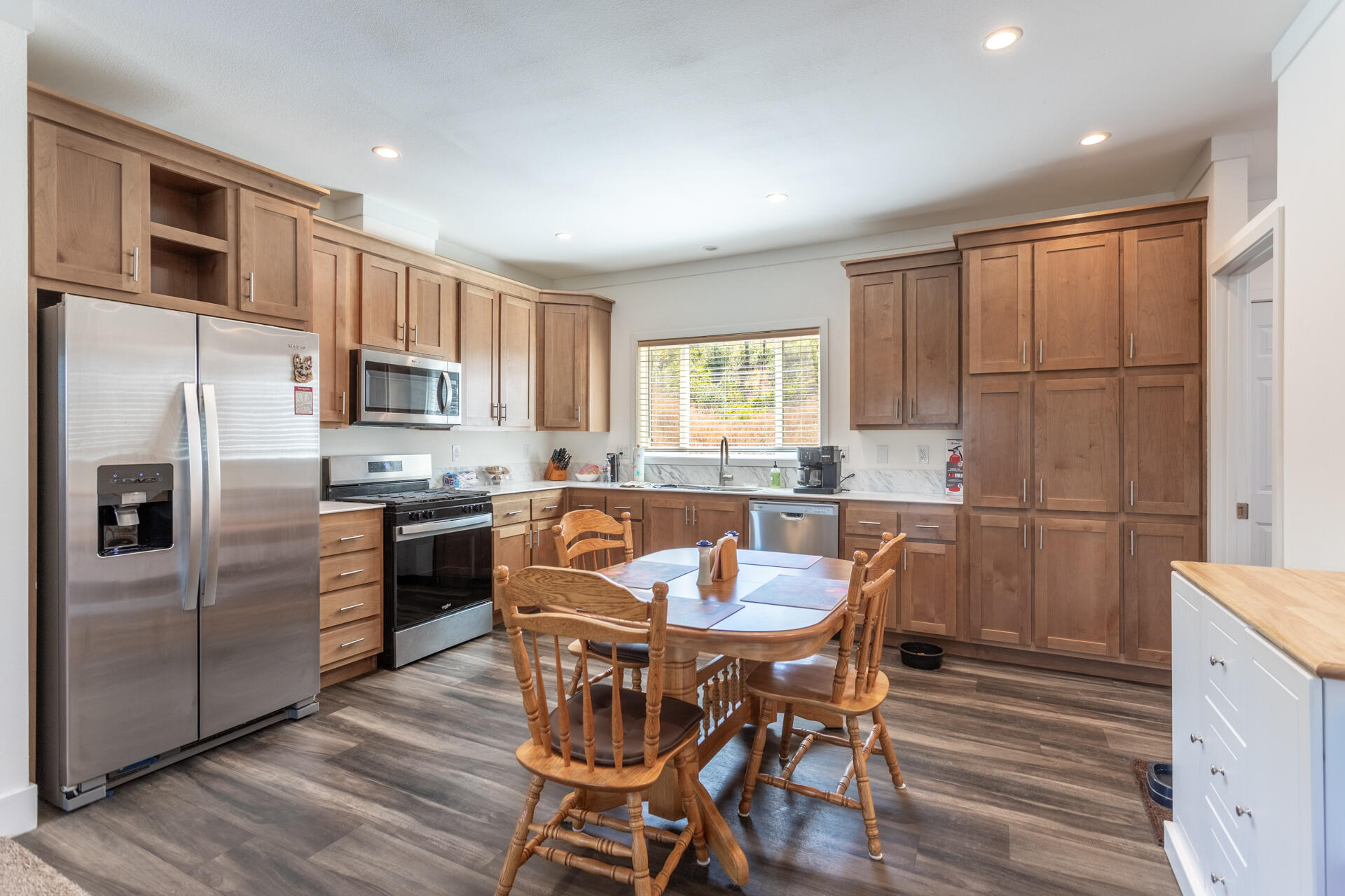 13582 Echo Hill Road Redding, CA 96003 - Photo 25 of 40 Kitchen