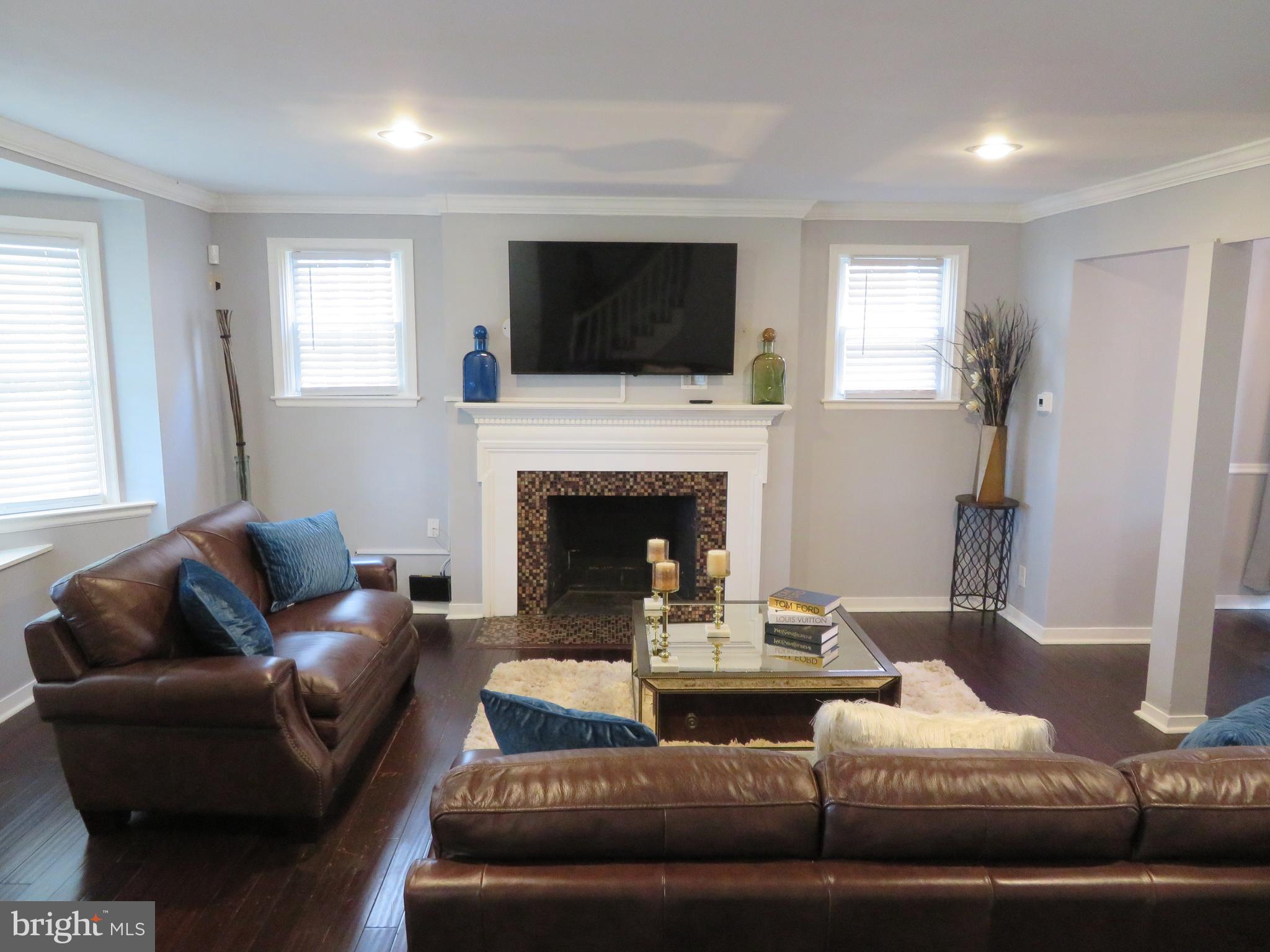 1628 Roundhill Road Baltimore, MD 21218 - Photo 5 of 24 Living Room