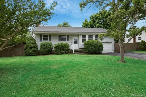 $649,000 | 10 Brian Drive, East Islip, NY 11730