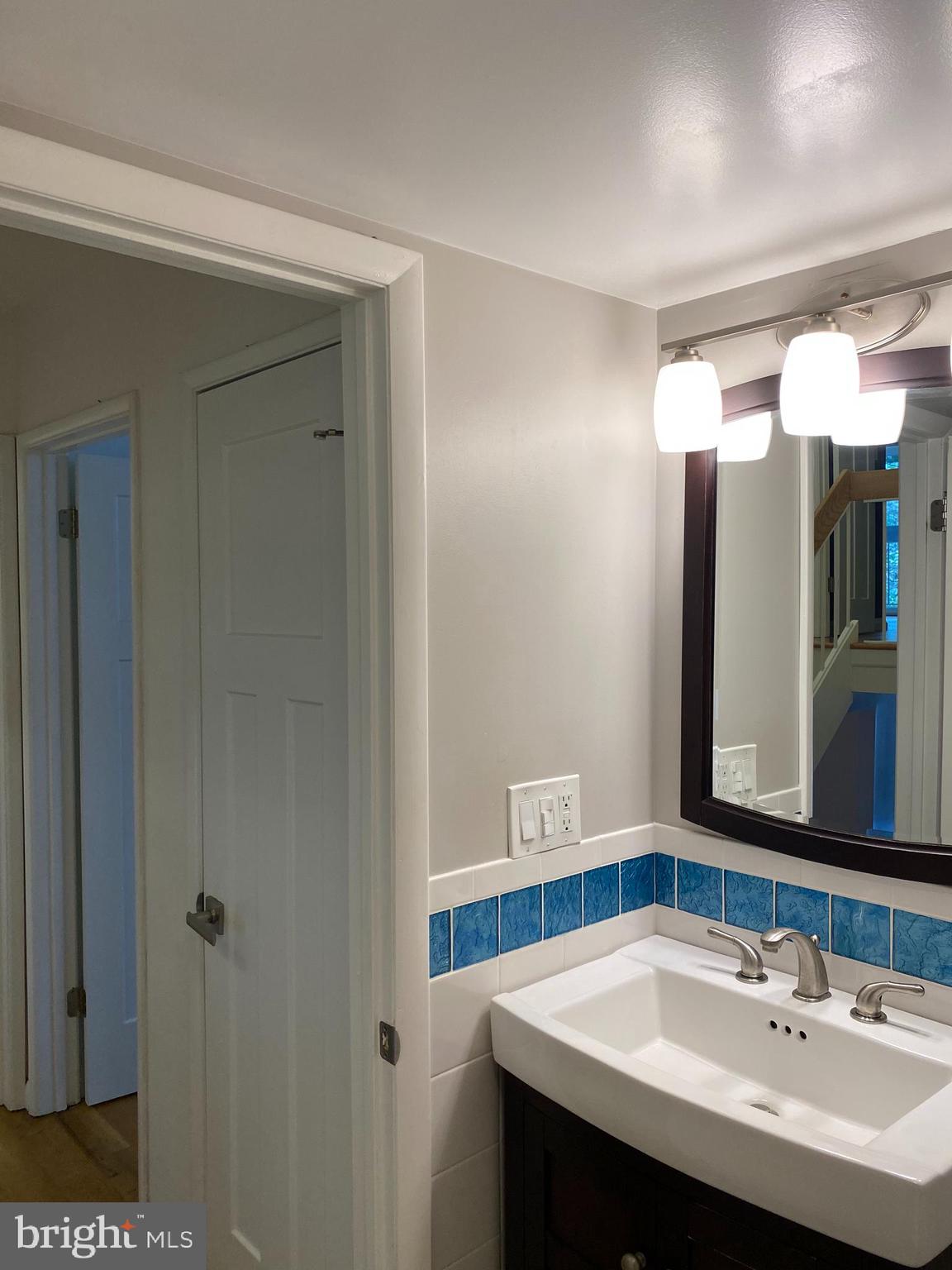 11142 Saffold Way Reston, VA 20190 - Photo 42 of 102 Upper level hall bath
