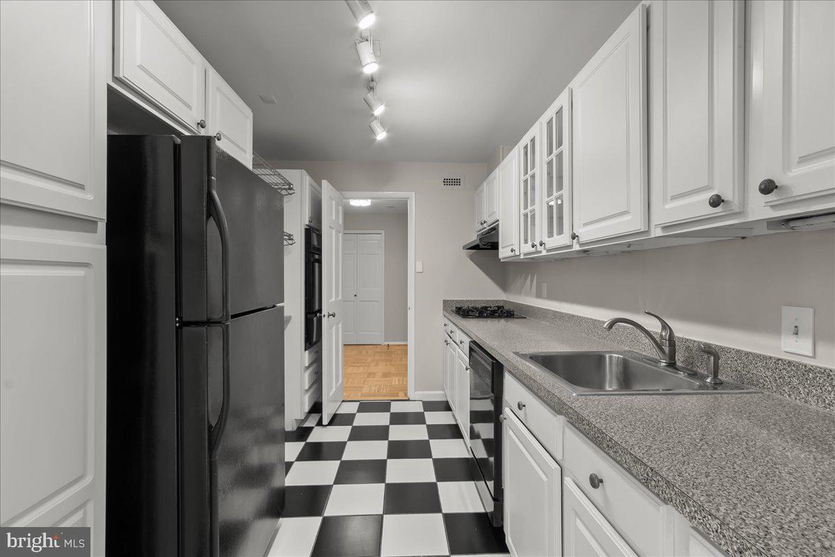 2700 Virginia Avenue Northwest, Unit 910 Washington, DC 20037 - Photo 17 of 62 Kitchen