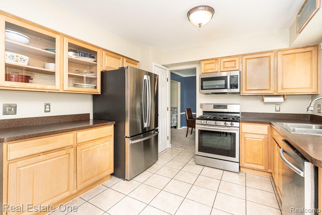 606 Whitney Drive Rochester, MI 48307 - Photo 11 of 42 606 Whitney_MLS-011.jpg