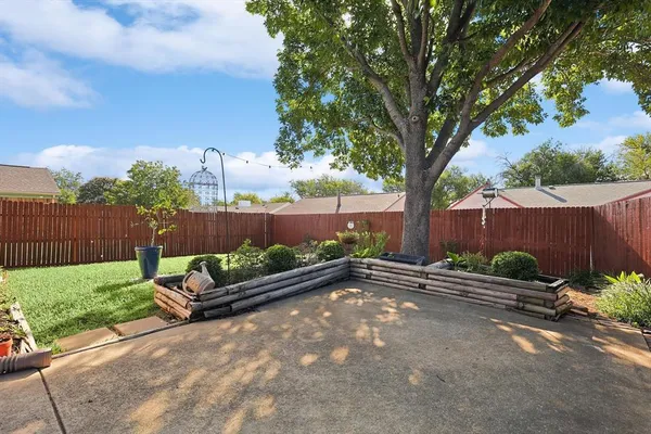 a view of a house with backyard and garden