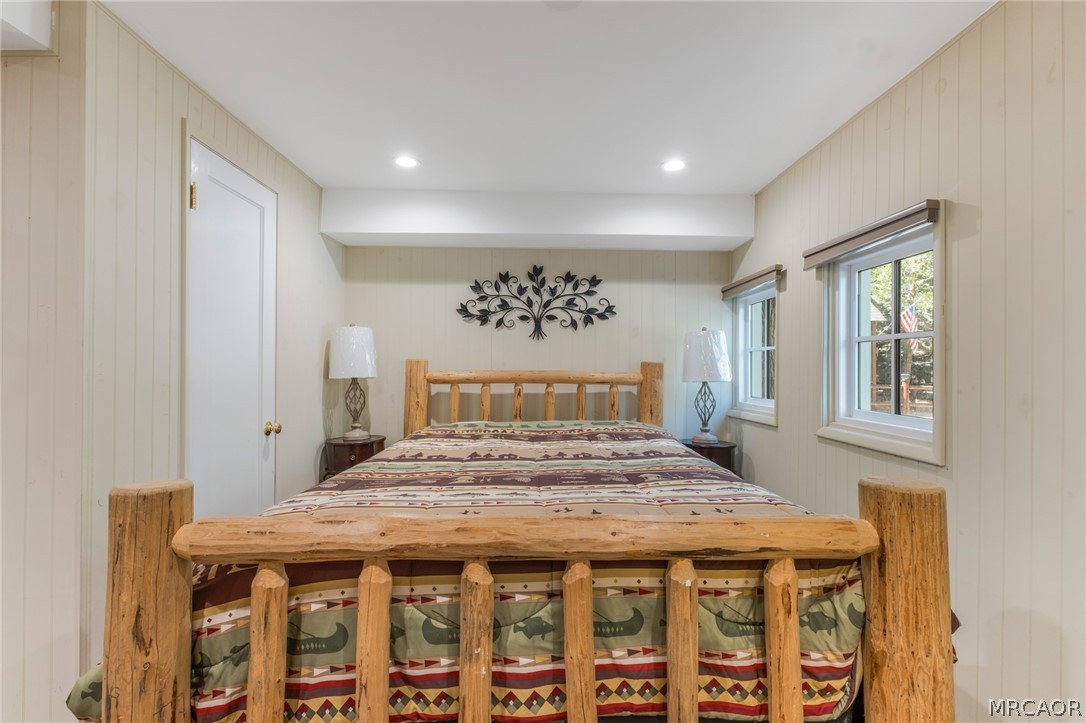 195 Elgin Road Big Bear Lake, CA 92315 - Photo 21 of 45 a view of a dining table chairs in a room