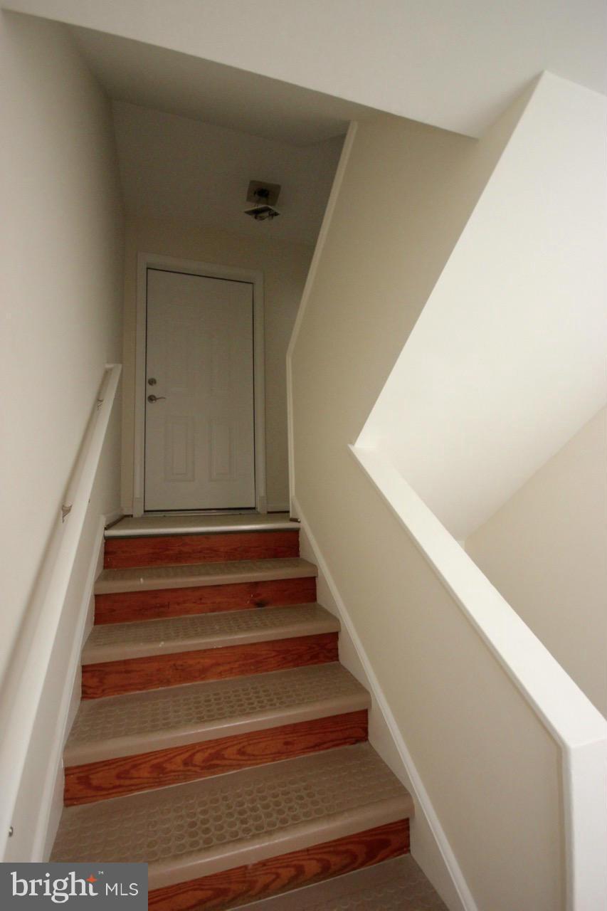 1901 North Quebec Street, Unit MIDDLE Arlington, VA 22207 - Photo 2 of 21 a view of entryway