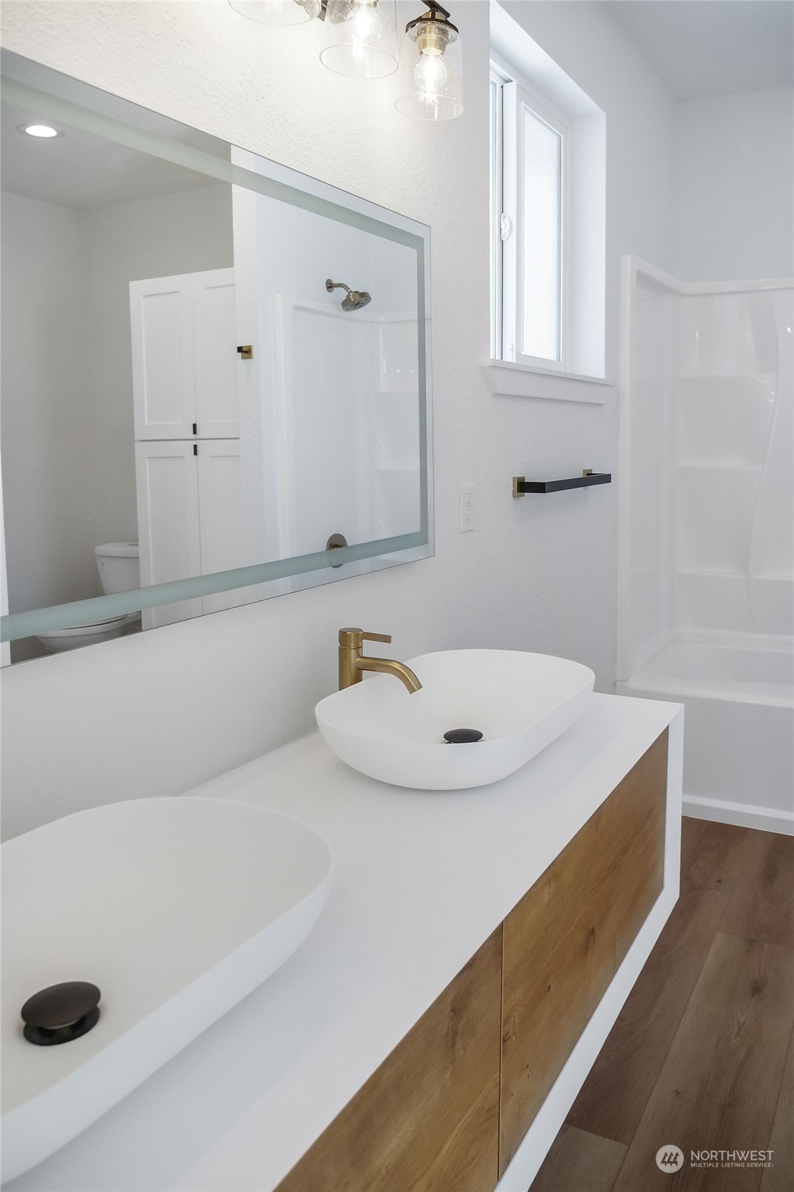 431 Strand Road Ephrata, WA 98823 - Photo 20 of 39 a bathroom with a sink tub and a mirror