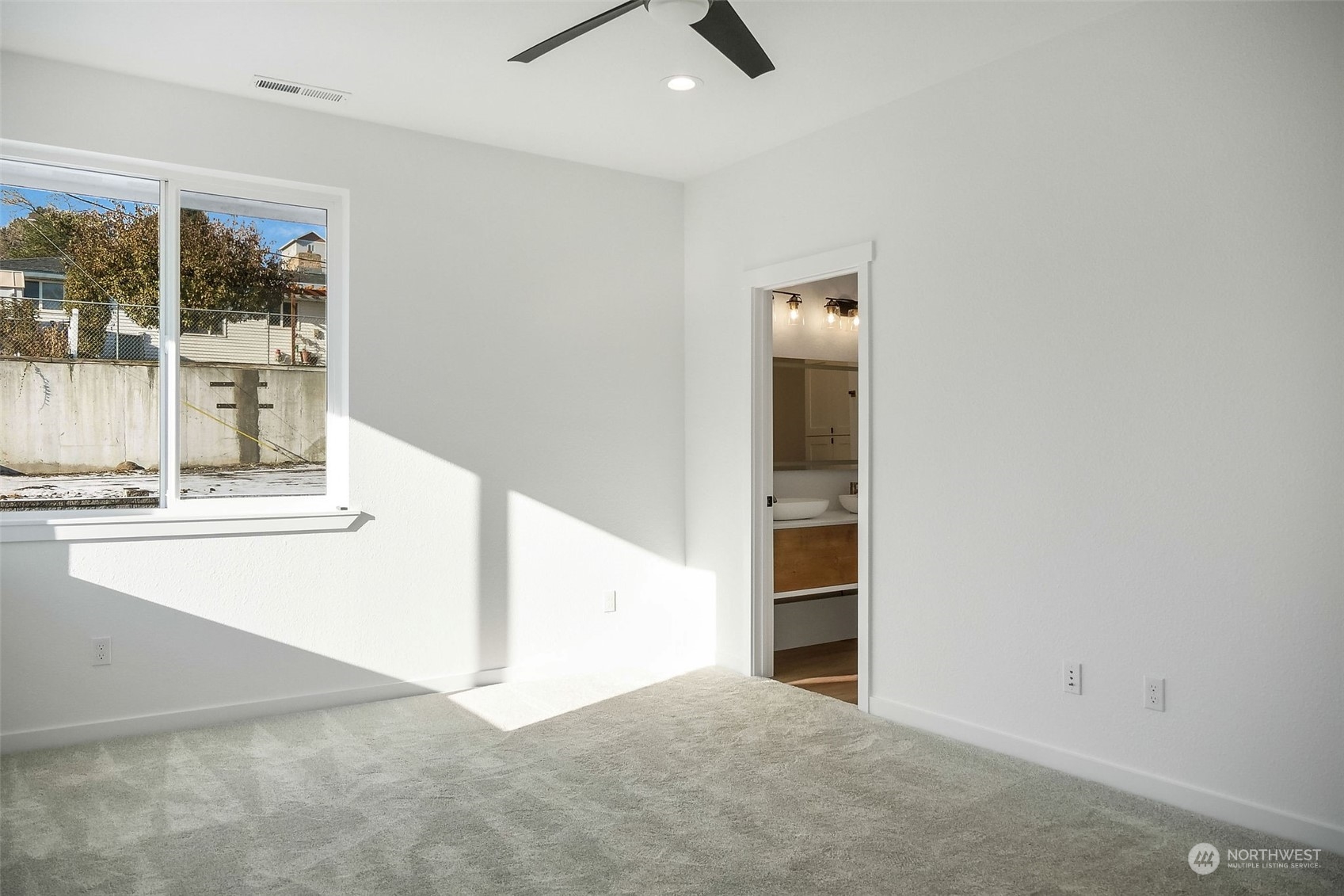 431 Strand Road Ephrata, WA 98823 - Photo 23 of 39 an empty room with a empty space and windows