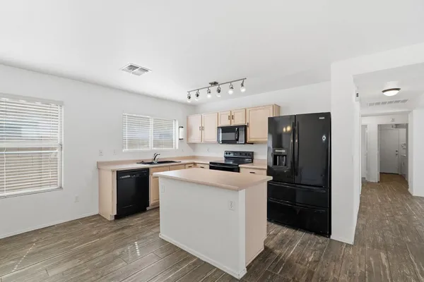 $2,295 | 714 East Michigan Avenue, Phoenix, AZ 85022