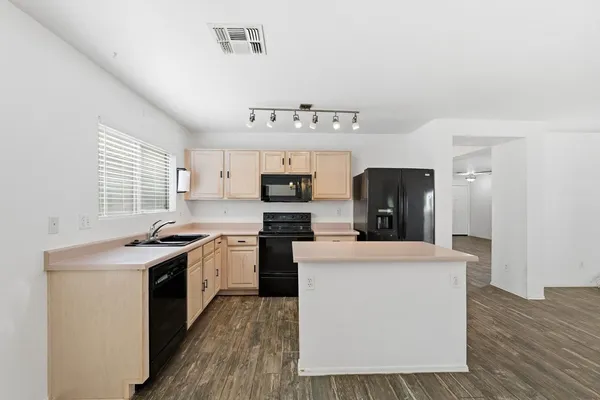 $2,295 | 714 East Michigan Avenue, Phoenix, AZ 85022