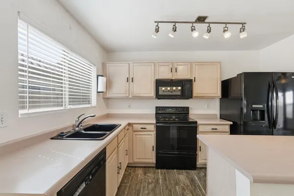 $2,295 | 714 East Michigan Avenue, Phoenix, AZ 85022