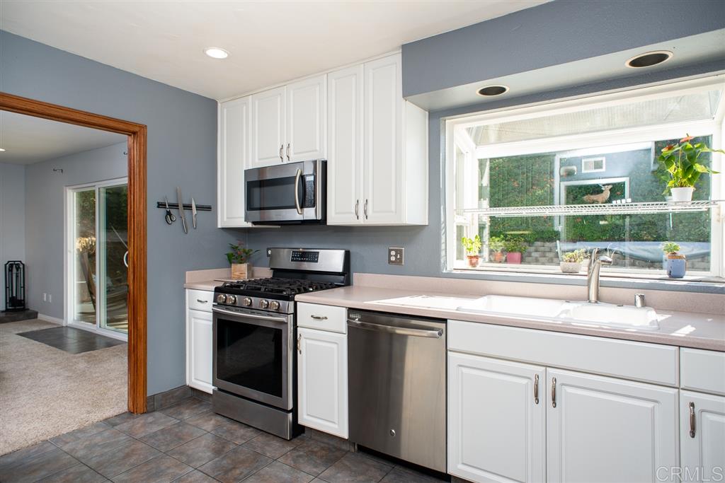 256 Blockton Road Vista, CA 92083 - Photo 7 of 25