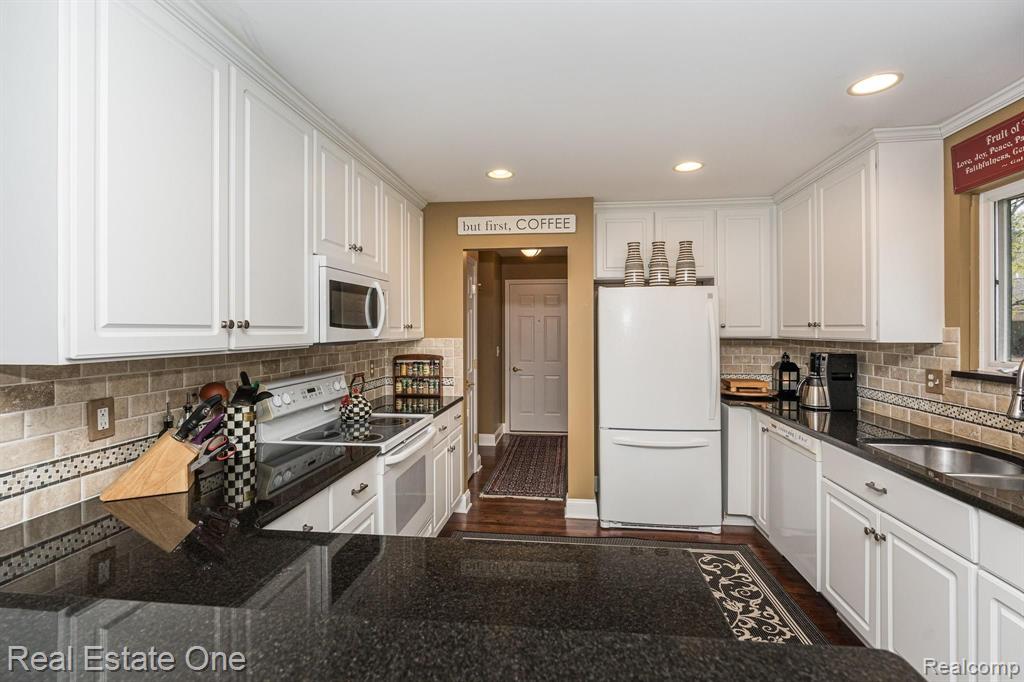1083 Churchill Circle, Unit 77 Rochester, MI 48307 - Photo 9 of 61