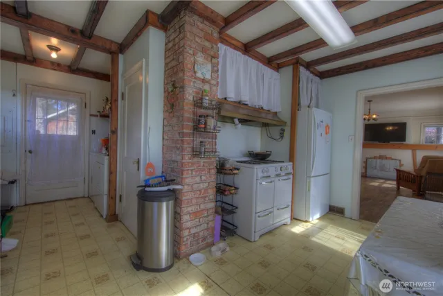a view of a storage & utility room
