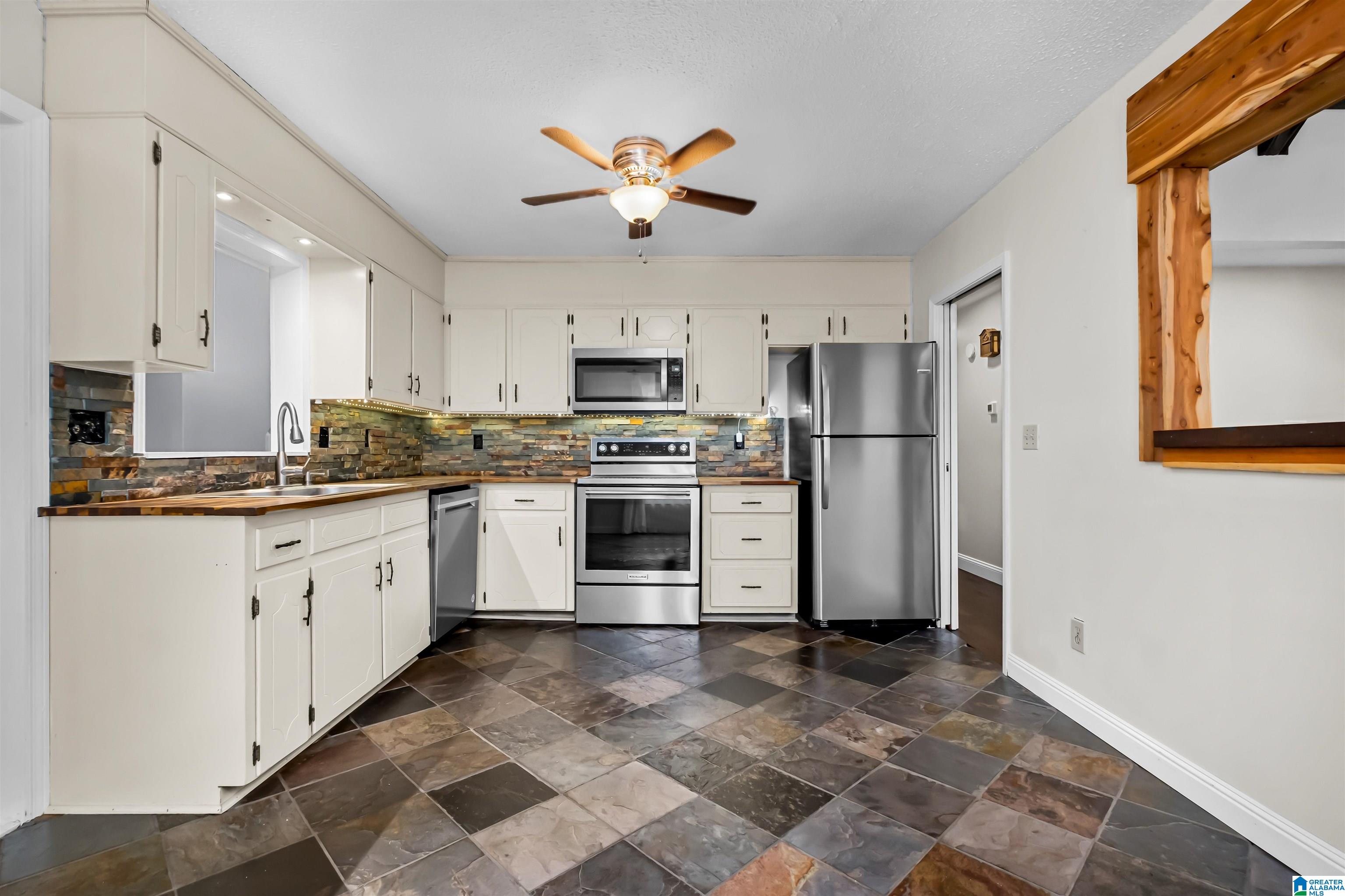 912 Colonial Drive Alabaster, AL 35007 - Photo 15 of 58