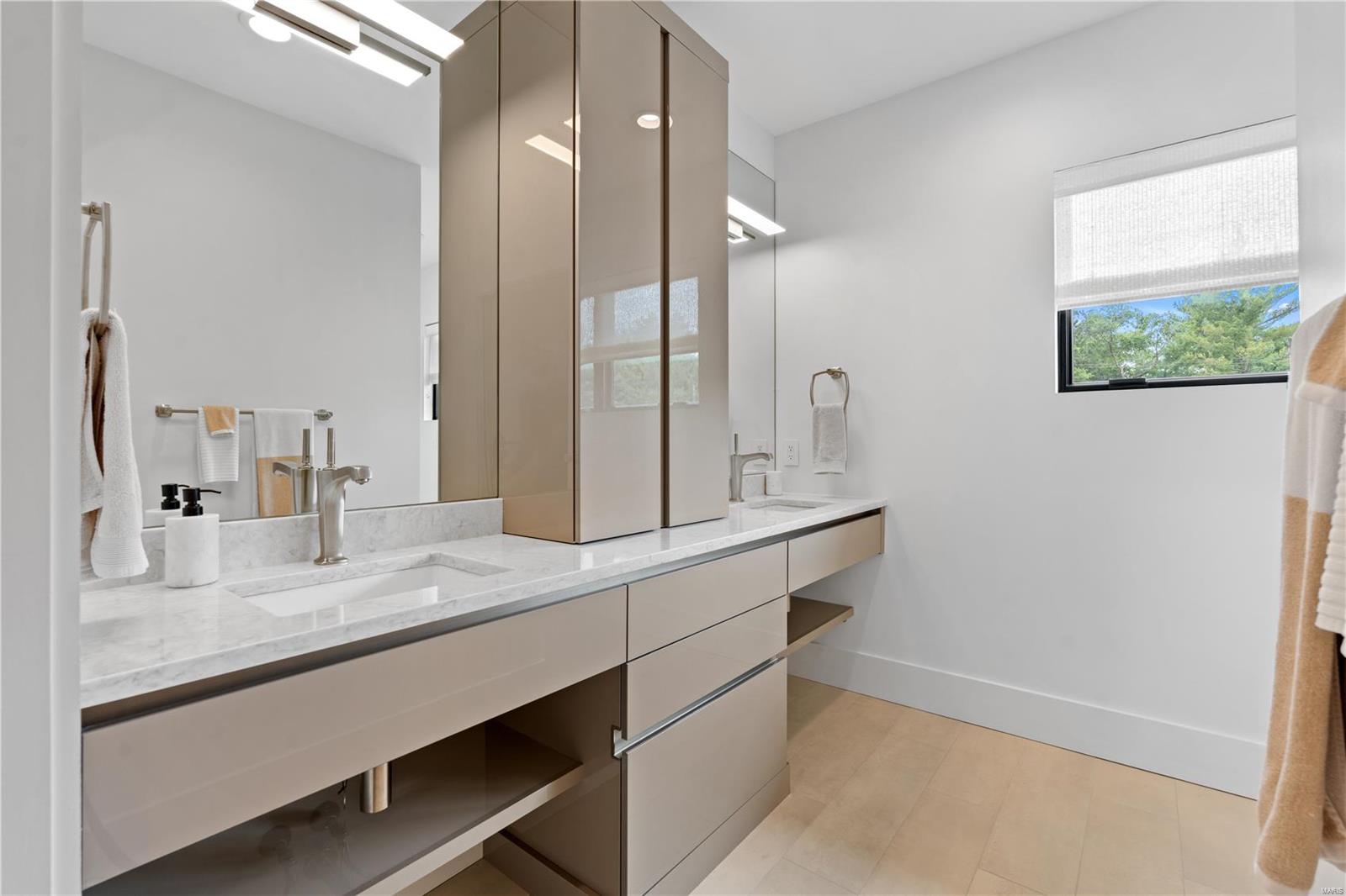 9147 Clayton Road Ladue, MO 63124 - Photo 33 of 48 Gallery Image 33