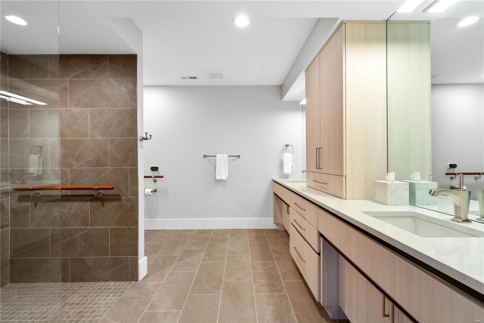 9147 Clayton Road Ladue, MO 63124 - Photo 39 of 48 Gallery Image 39