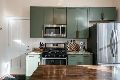 $425,000 | 1301 North Artesian Avenue, Unit 1F, Chicago, IL 60622