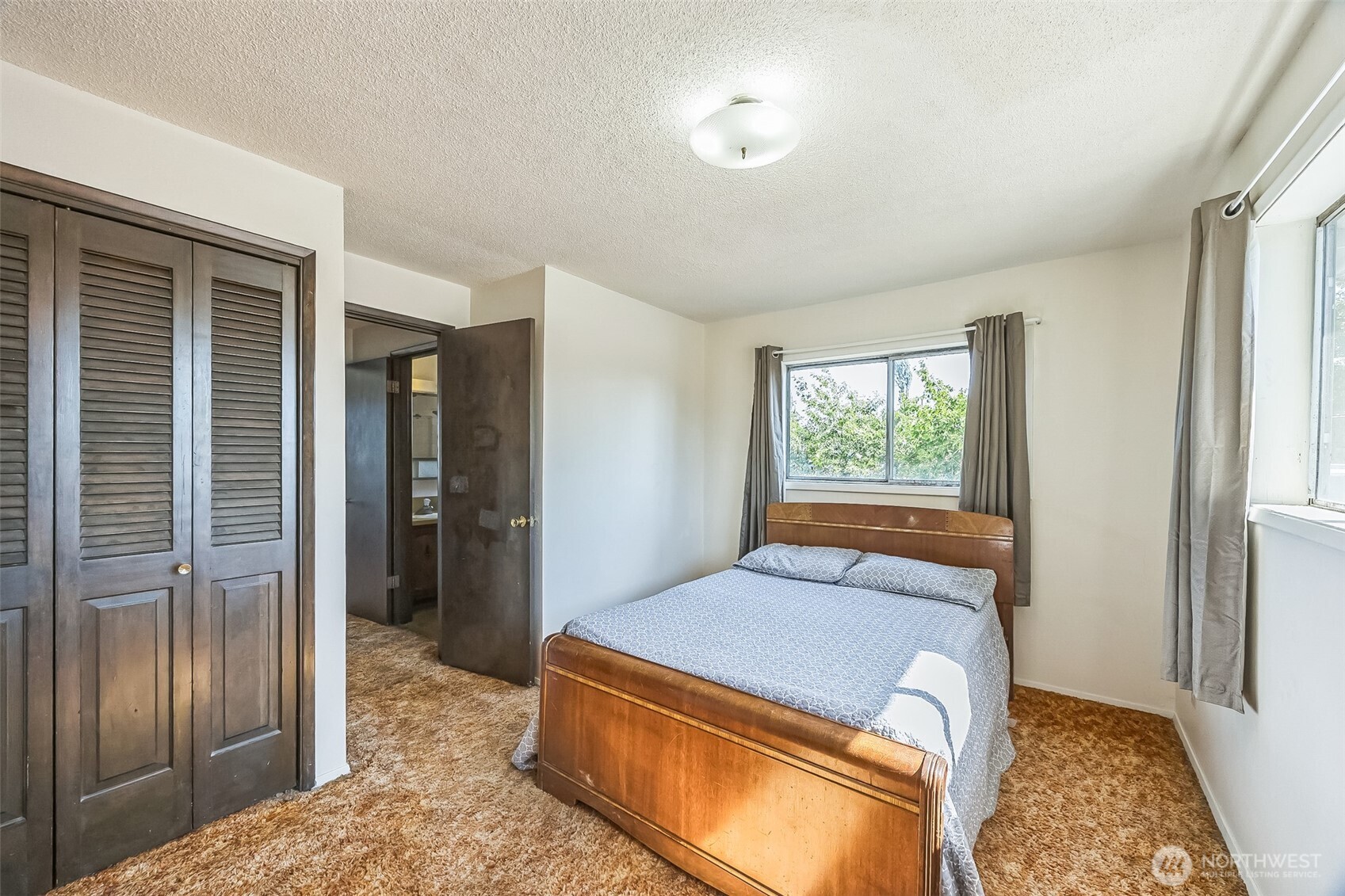 2420 Simpson Avenue Hoquiam, WA 98550 - Photo 17 of 32 a room with a balcony a bed and furniture