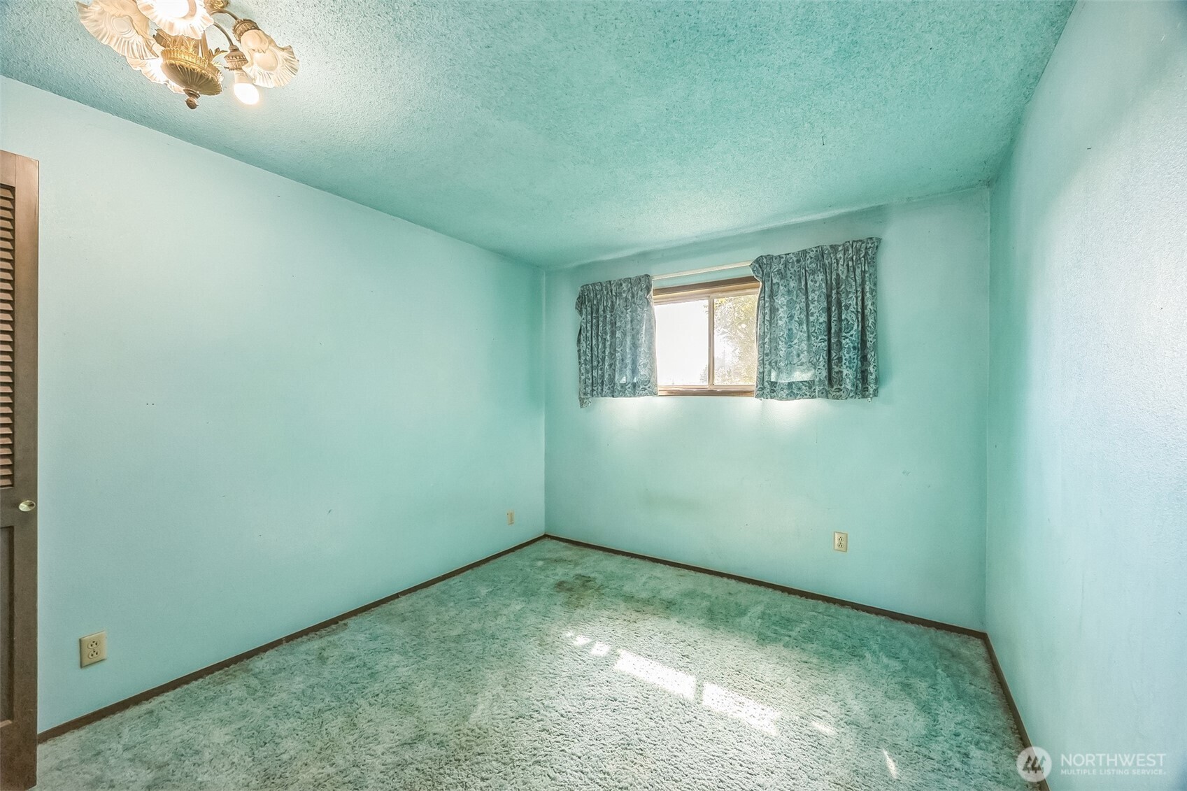 2420 Simpson Avenue Hoquiam, WA 98550 - Photo 26 of 32 an empty room with windows