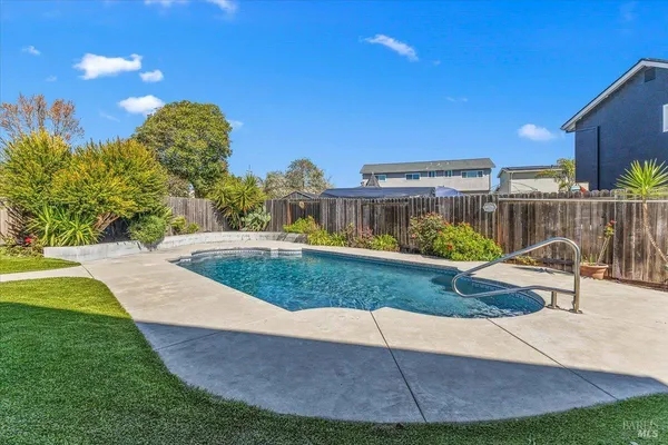 $899,000 | 800 McKillop Court, Petaluma, CA 94954