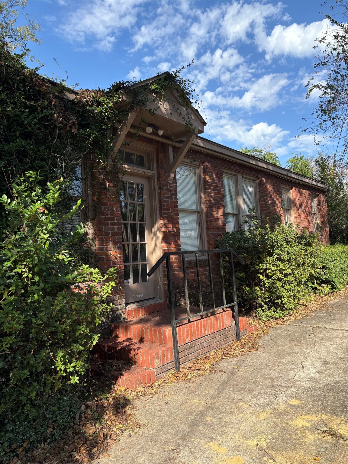 2444 Broadway Beaumont, TX 77702 - Photo 21 of 23 a backyard of a house with lots of green space