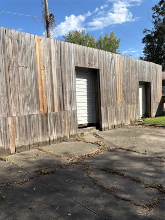 a view of a entrance gate of the house