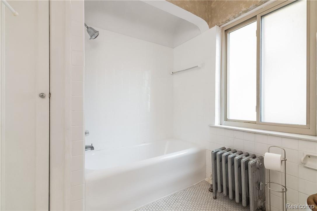 5306 Yorkshire Road Detroit, MI 48224 - Photo 13 of 22 017-photo-bathroom-6431643.jpg