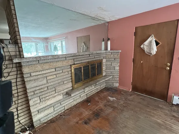 a view of a livingroom with furniture