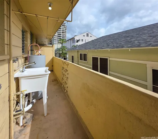 $2,000 | 1742 Young Street, Unit 203, Honolulu, HI 96826