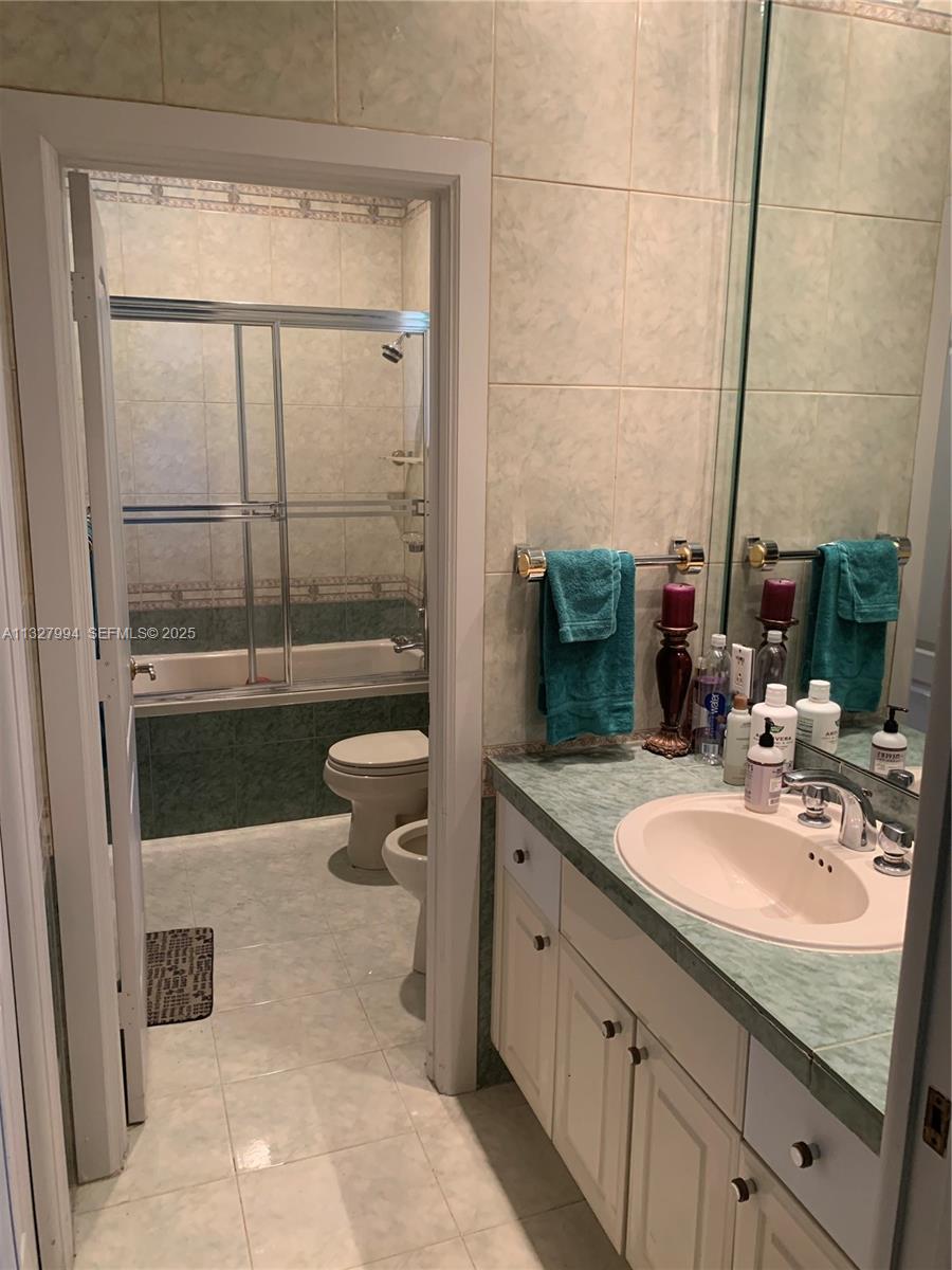 7625 Southwest 75th Avenue Miami, FL 33143 - Photo 40 of 43 Jack & Jill Bathroom