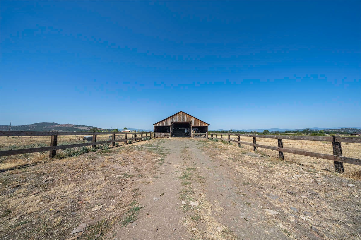 605 Meridian Road Eagle Point, OR 97524 - Photo 48 of 71 40