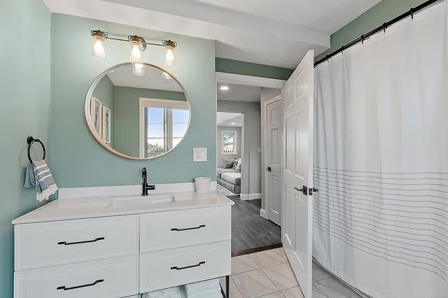 a en suite bathroom with a double vanity sink and a mirror