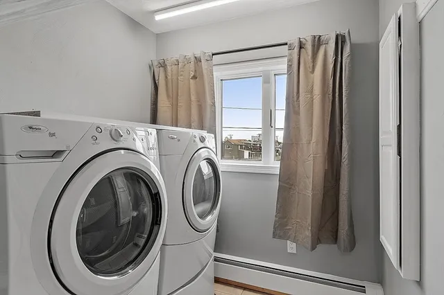 a view of entryway with washer and dryer