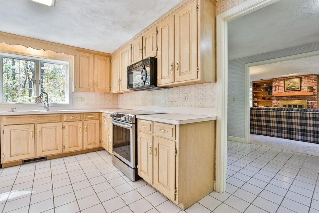 14 Townsend Farm Road Boxford, MA 01921 - Photo 12 of 36