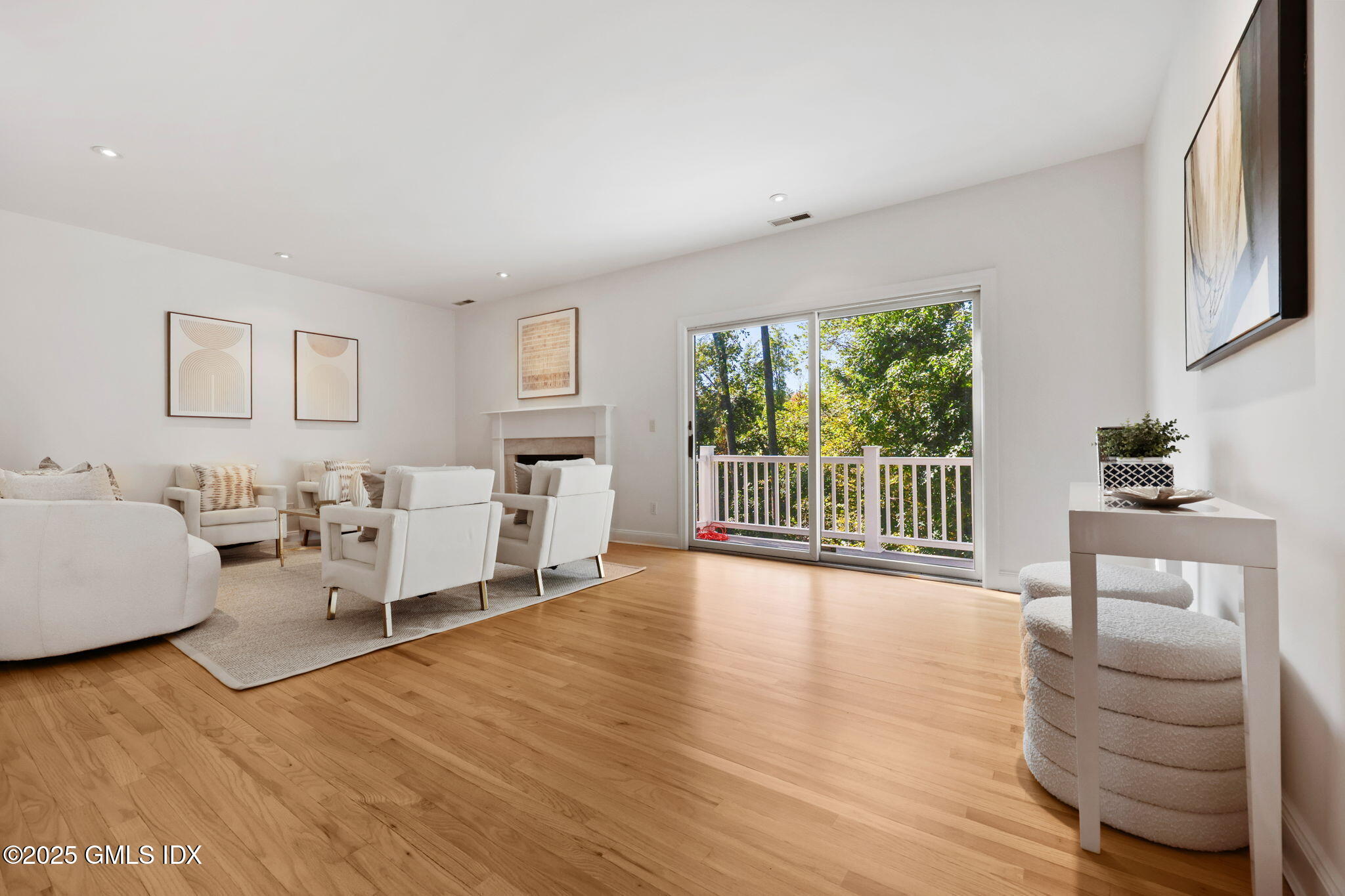 333 Palmer Hill Road, Unit 2D Riverside, CT 06878 - Photo 11 of 25 Living Room