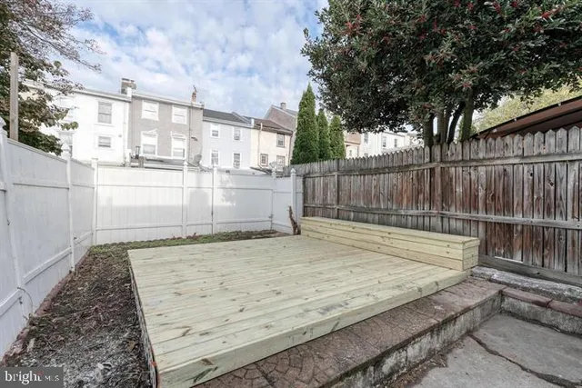 a view of a backyard