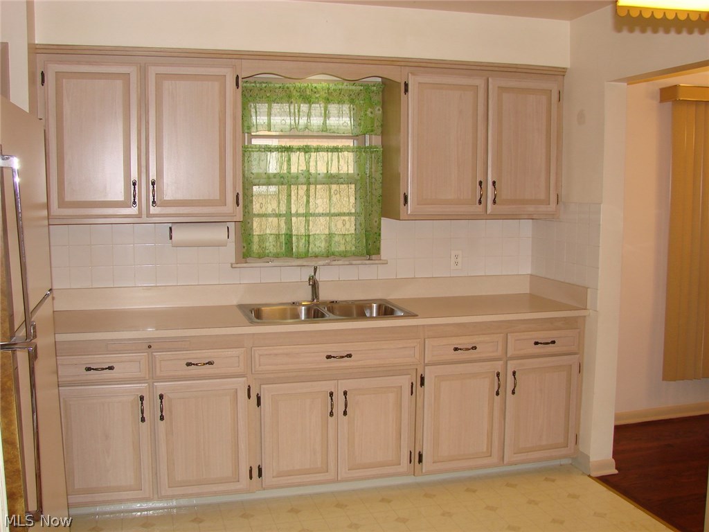 1147 Monarch Road Cleveland, OH 44121 - Photo 3 of 14