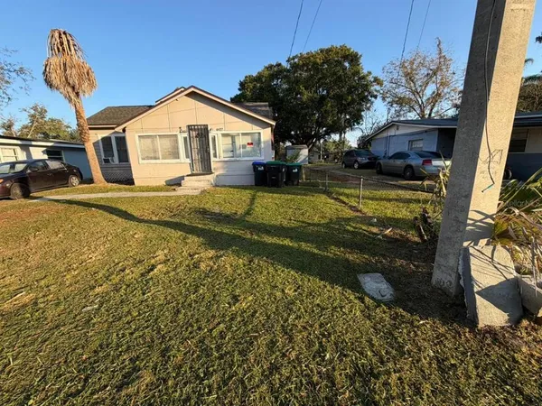 a view of a house with a yard