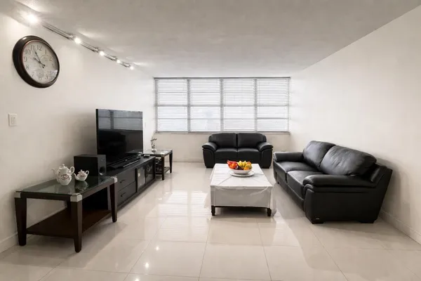 $2,000 | 1351 Northeast Miami Gardens Drive, Unit 511E, Miami, FL 33179