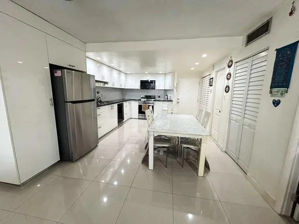 $2,000 | 1351 Northeast Miami Gardens Drive, Unit 511E, Miami, FL 33179